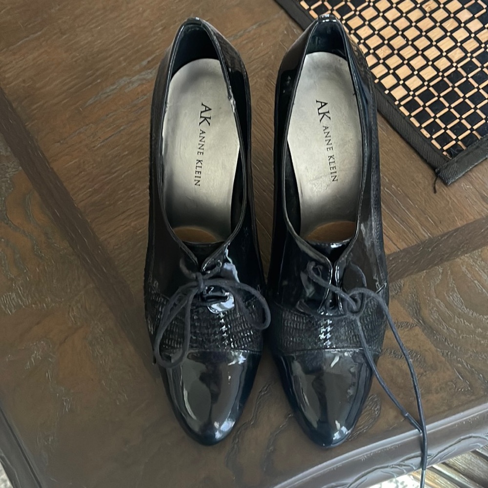 Anne klein black high heeled shoes